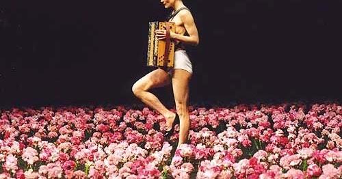 "Nelken" (en français : les Œillets), ballet de danse contemporaine de la chorégraphe allemande Pina Bausch (1982).